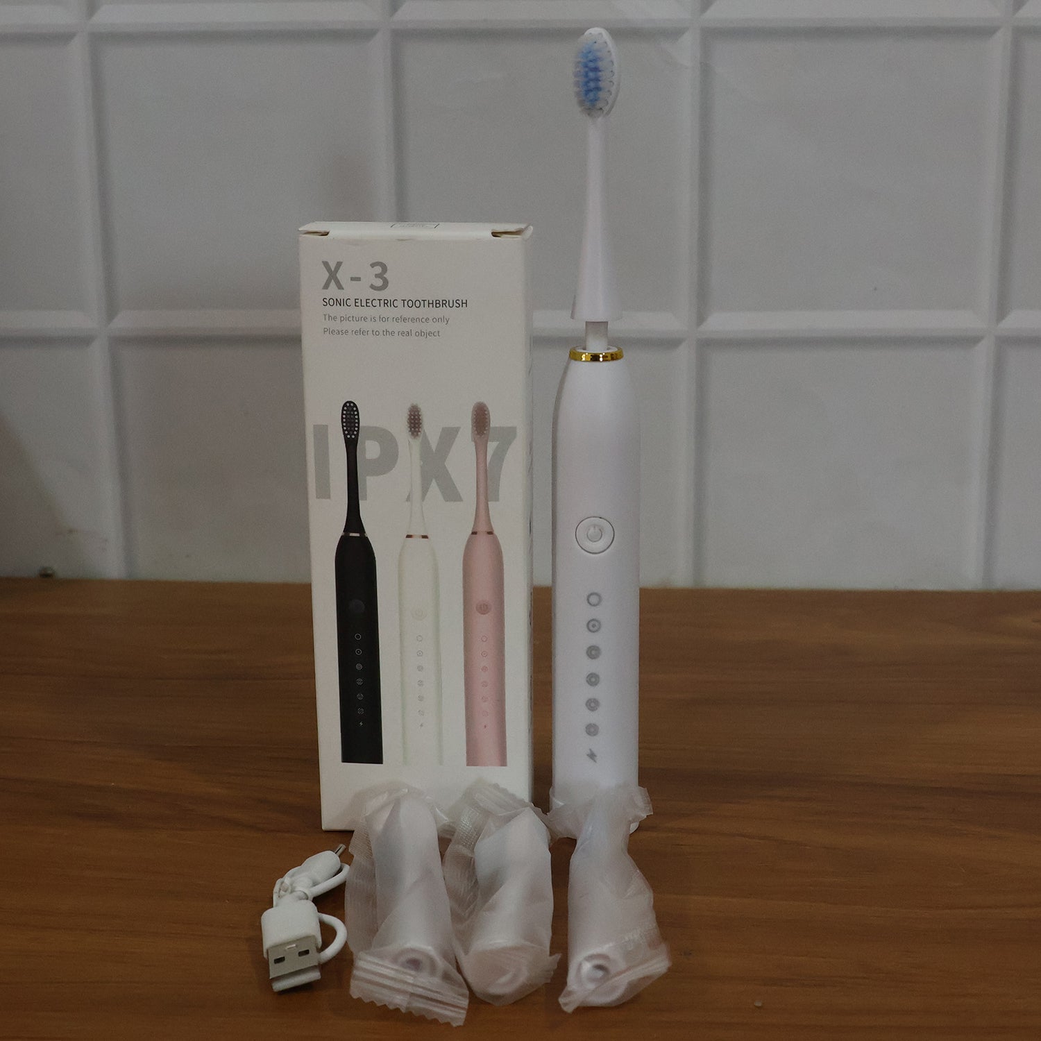 Electric toothbrush with brush heads laid out