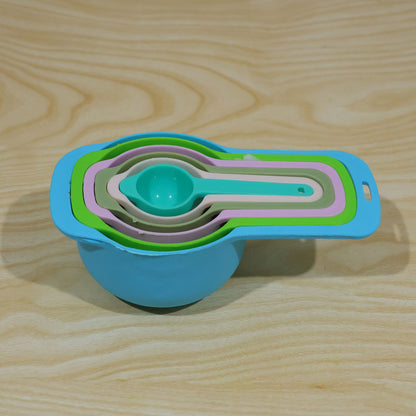 Overview of plastic measuring spoons for kitchen.