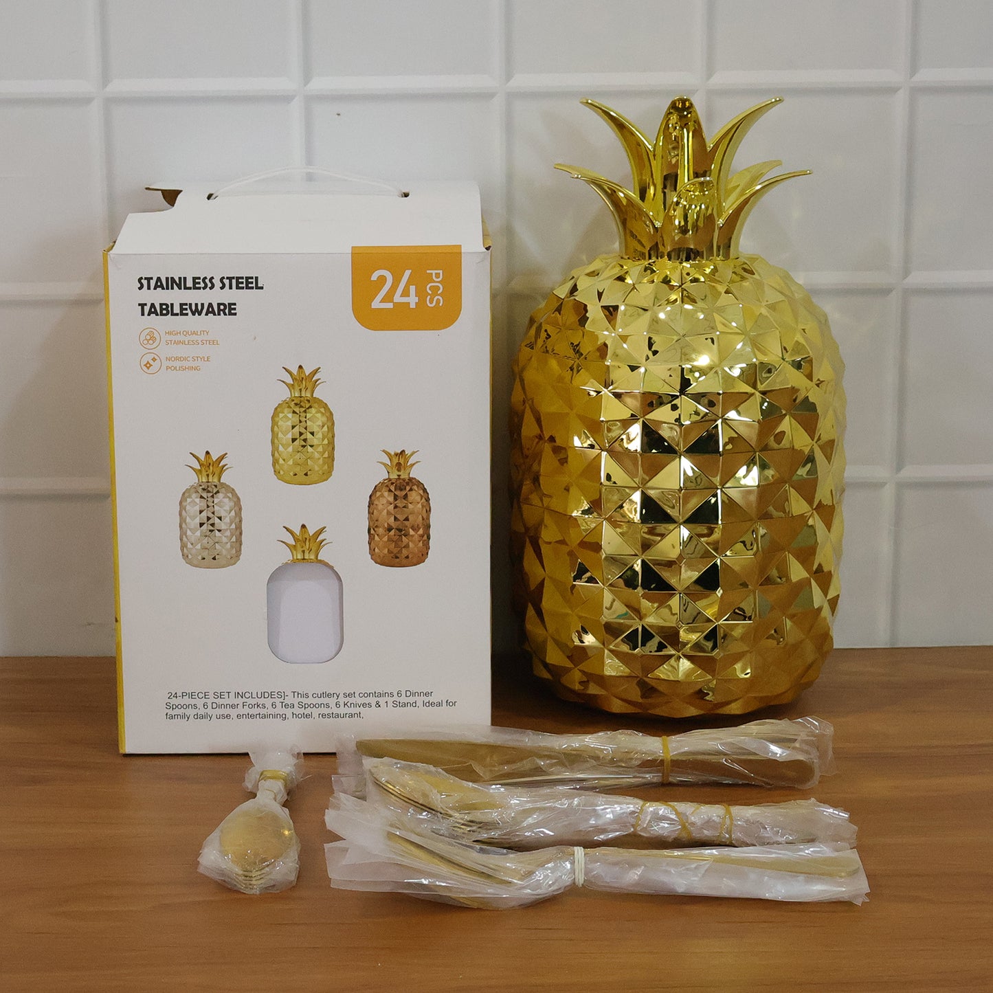 Cutlery set with decorative pineapple holder