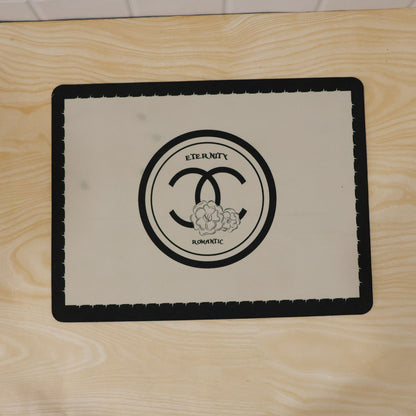 Black and Cream Bath Mat, Soft Textured Absorbent Floor Rug (1 Pc, 40x30 Cm)