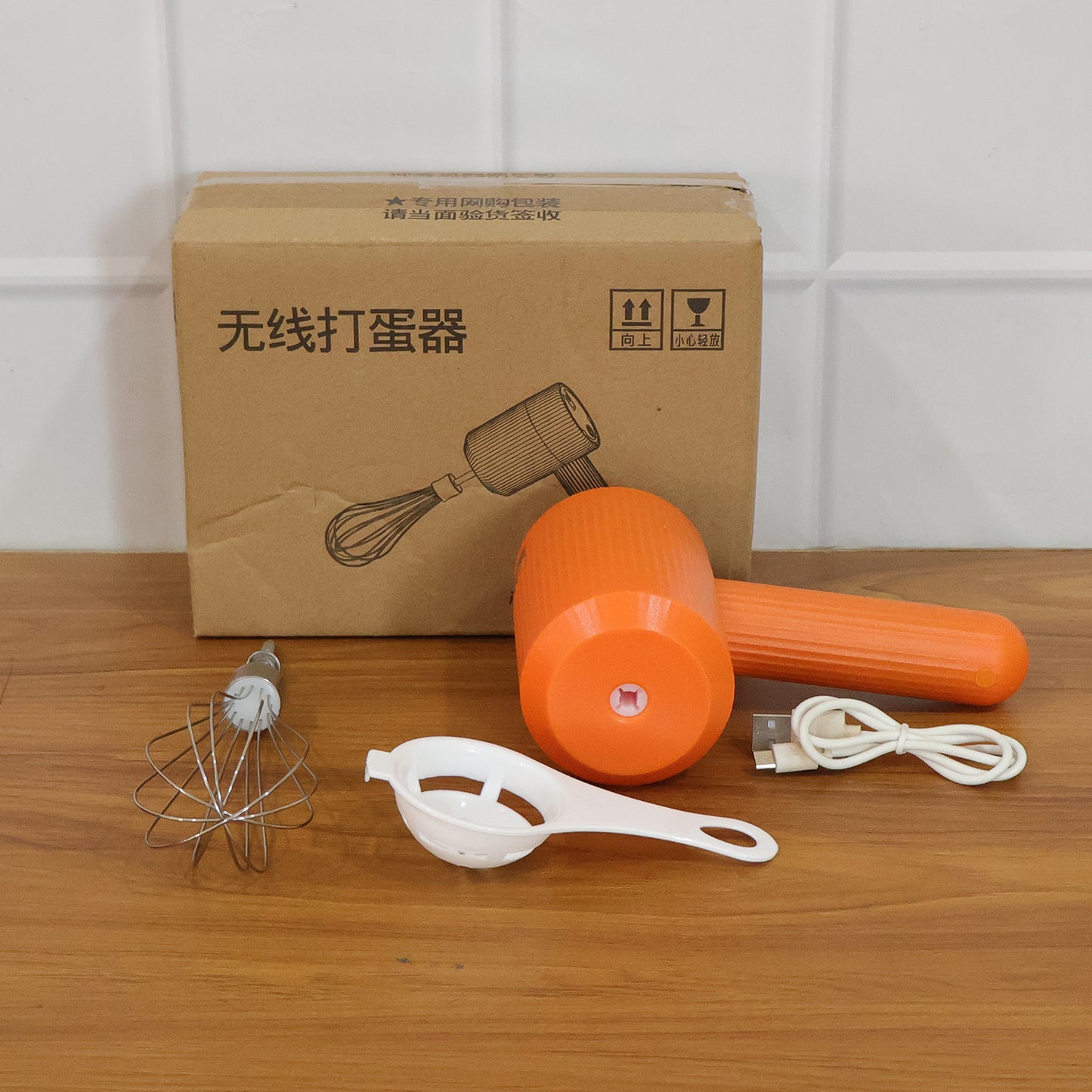 Compact handheld electric whisk mixer