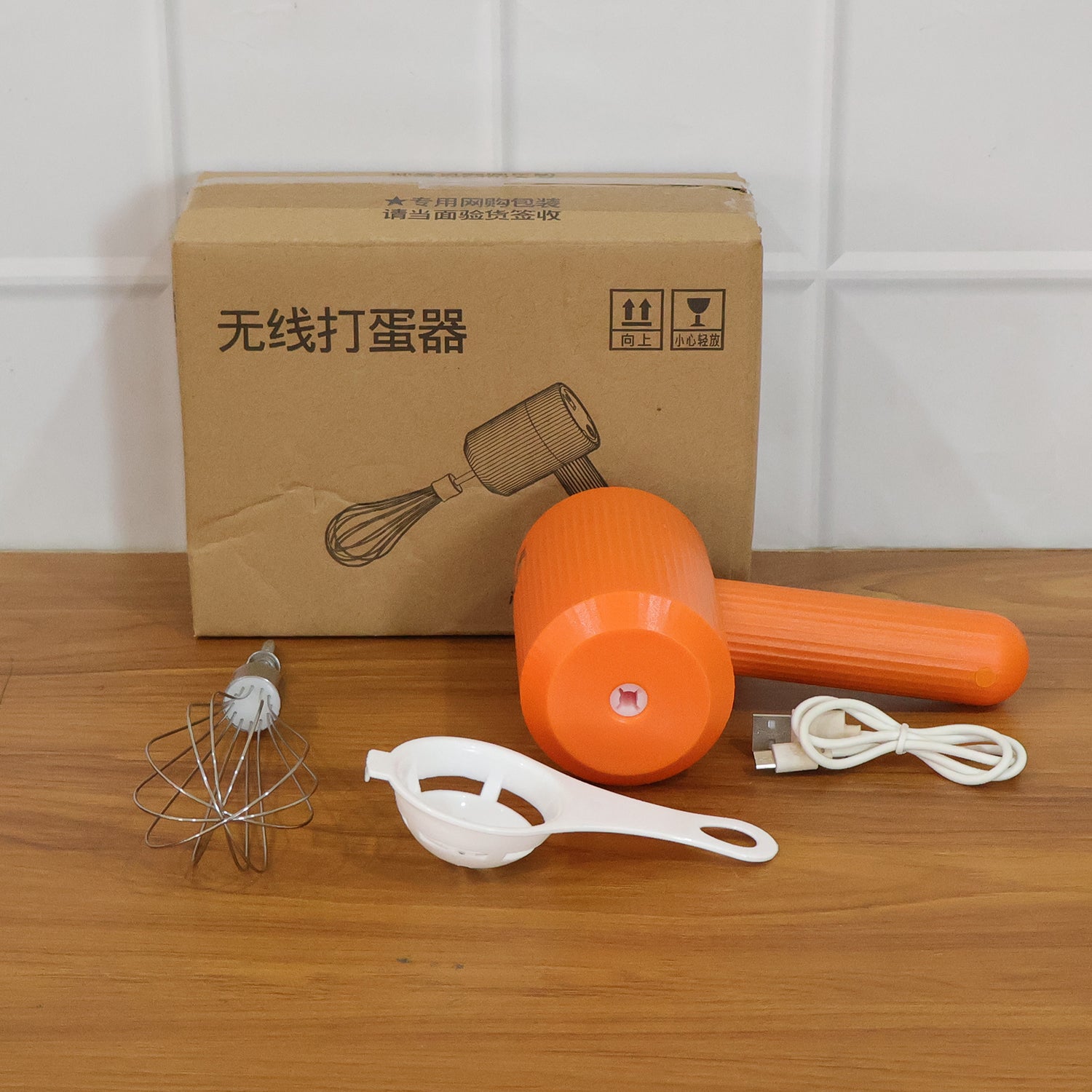 Compact handheld electric whisk mixer