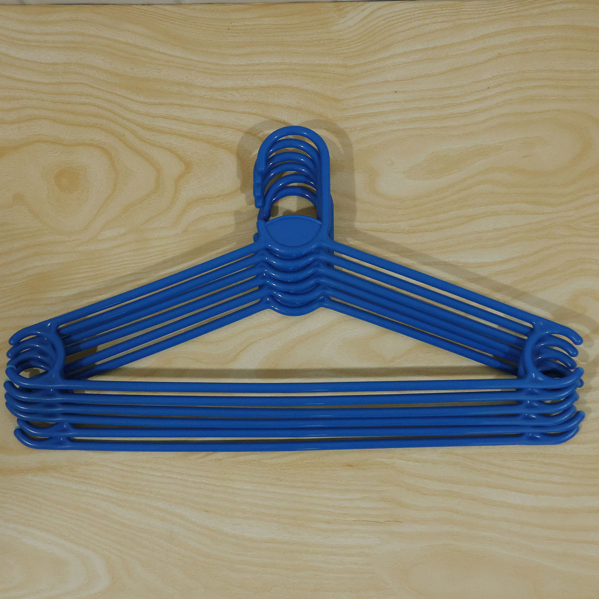 Plastic Clothes Hangers – Durable & Space-Saving Set of 6