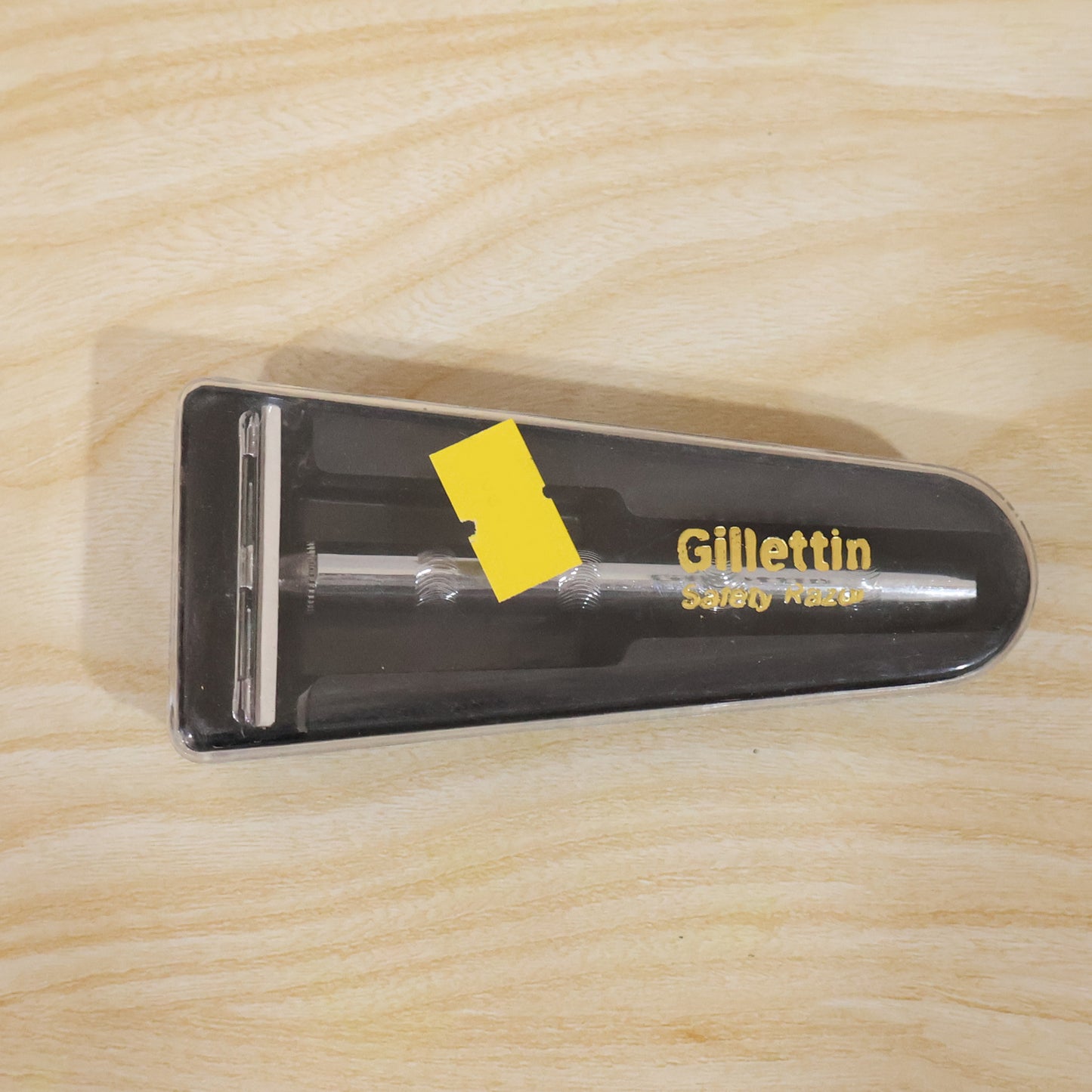 Travel-friendly shaving razor kit