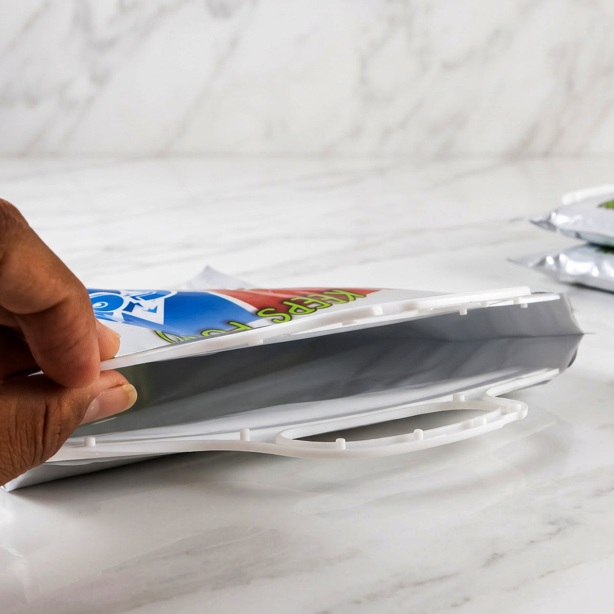 Foldable insulated food bag closure detail