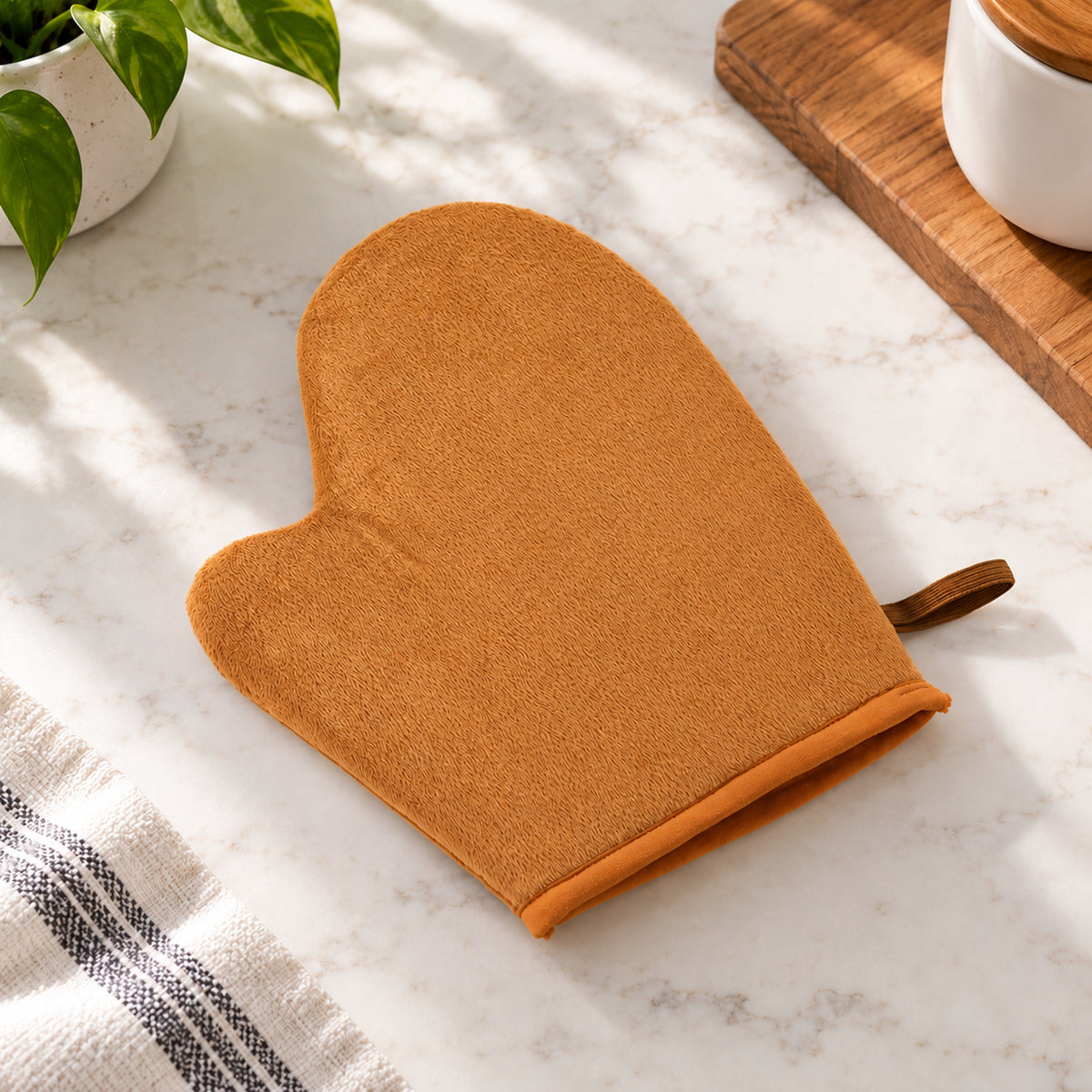Reusable kitchen oven mitt with hanging loop 3