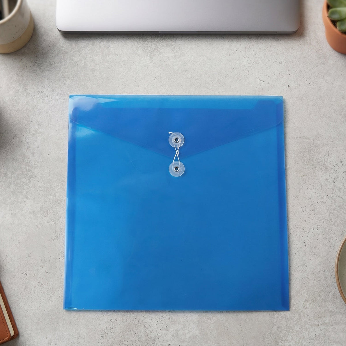 Document folder closure detail
