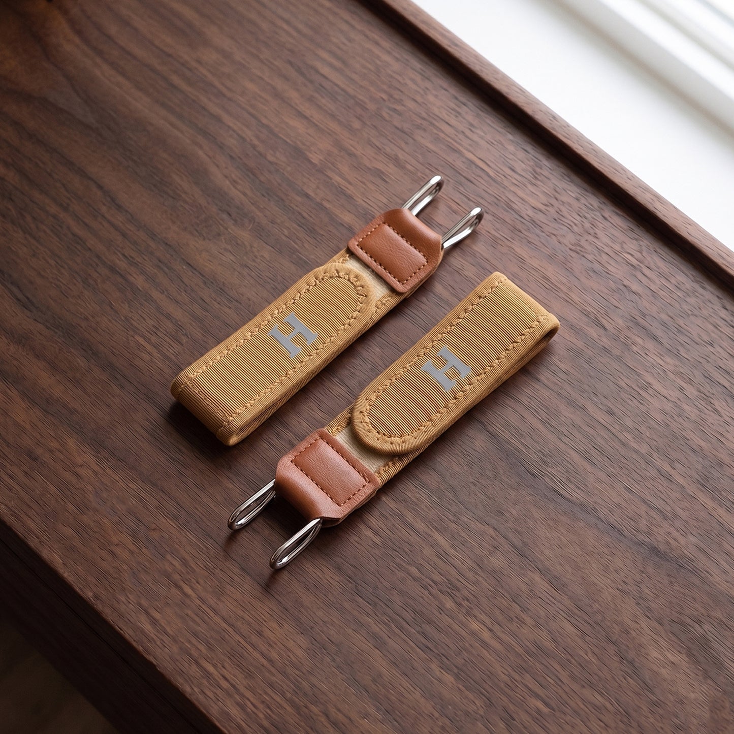 Buckleless elastic waist belt hooks 2-piece product view