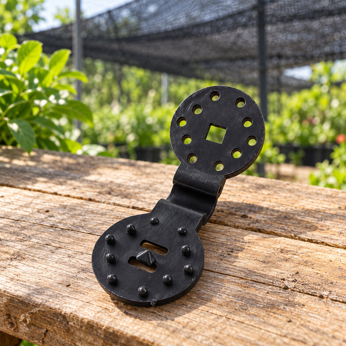 Open plastic shade cloth fixing clip