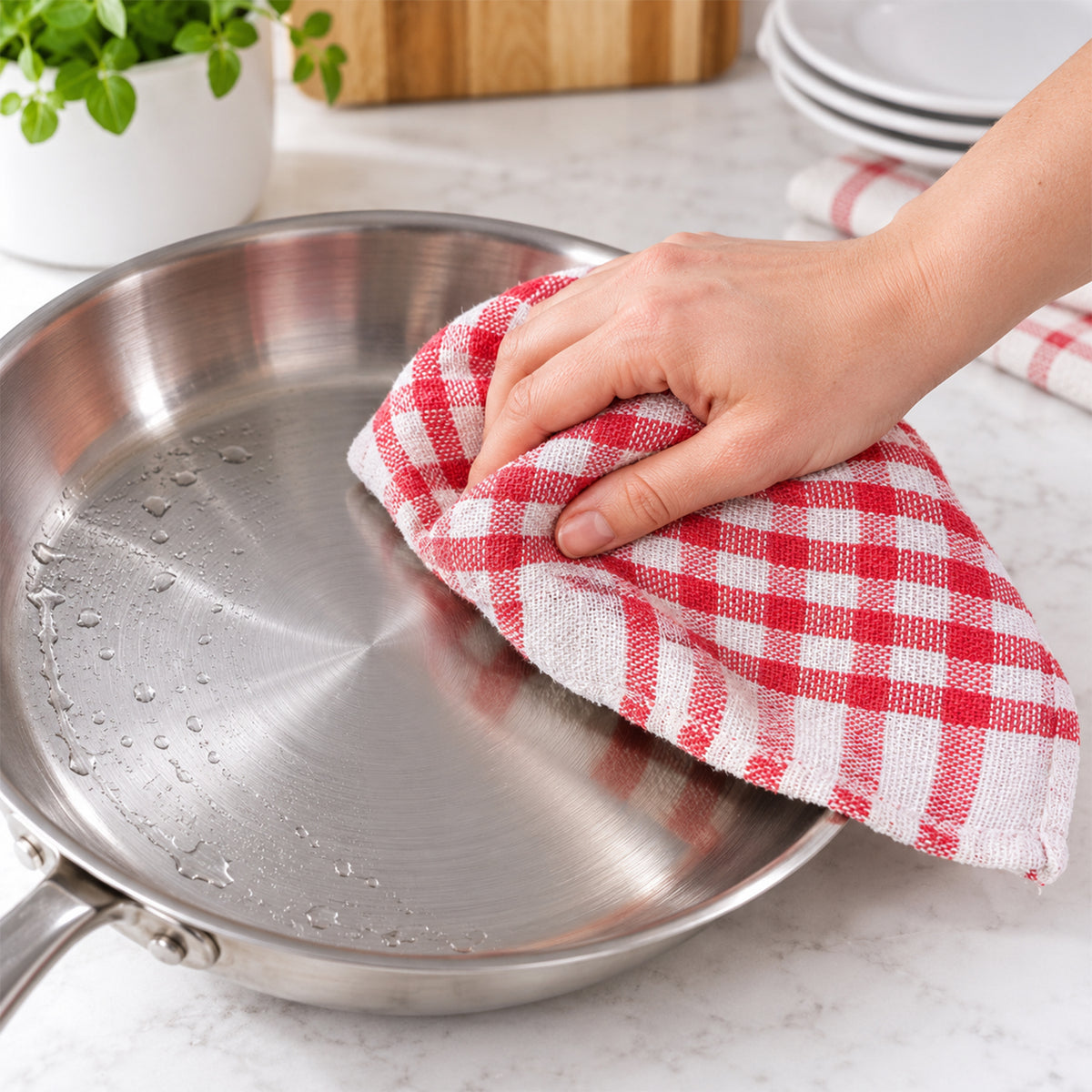 Reusable checkered cleaning cloth