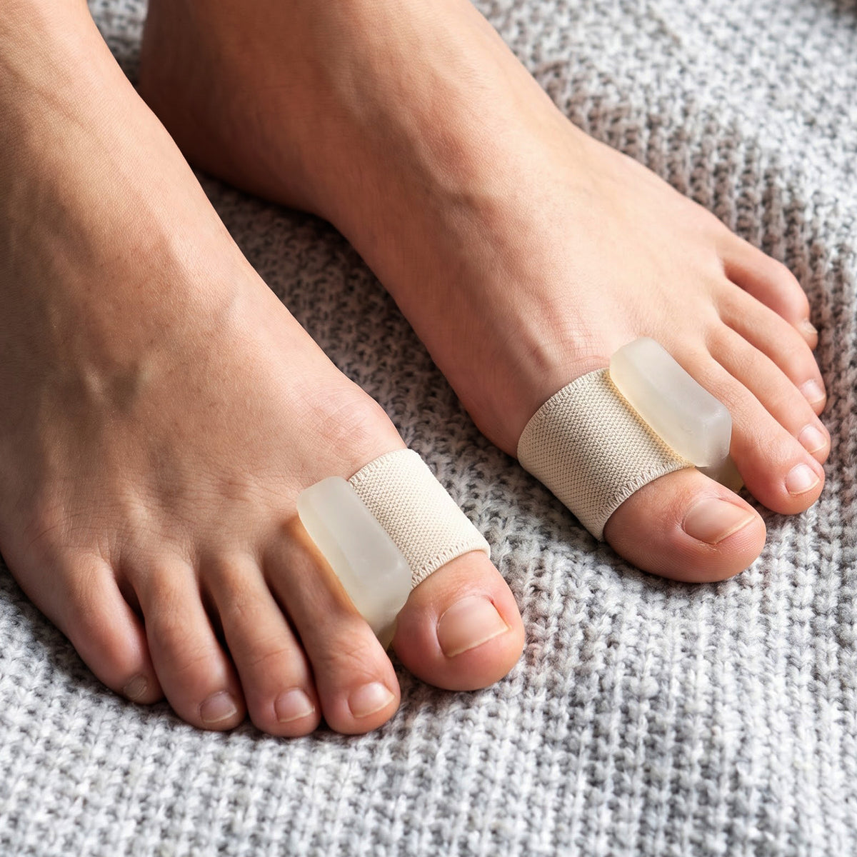 Toe alignment support brace worn on both feet