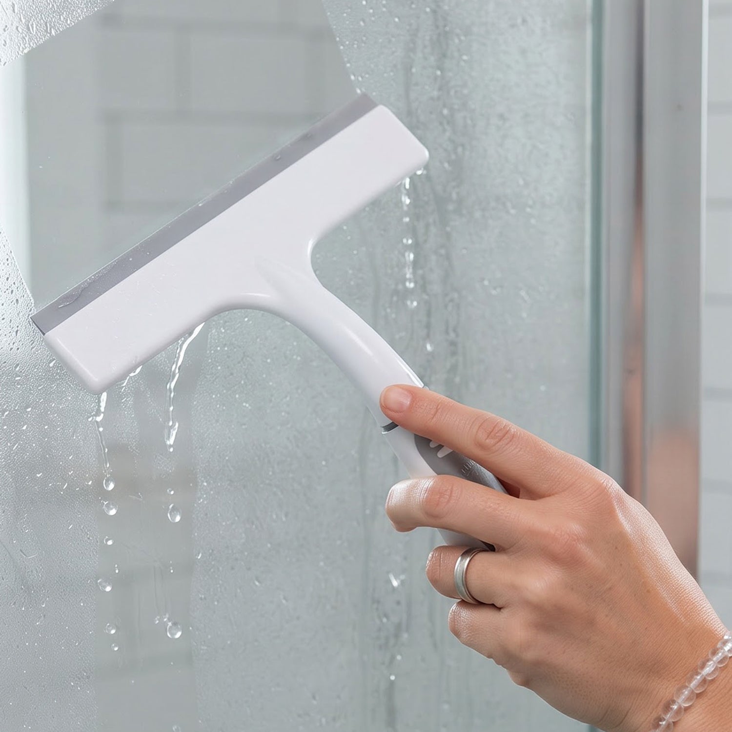 Handheld window cleaning squeegee