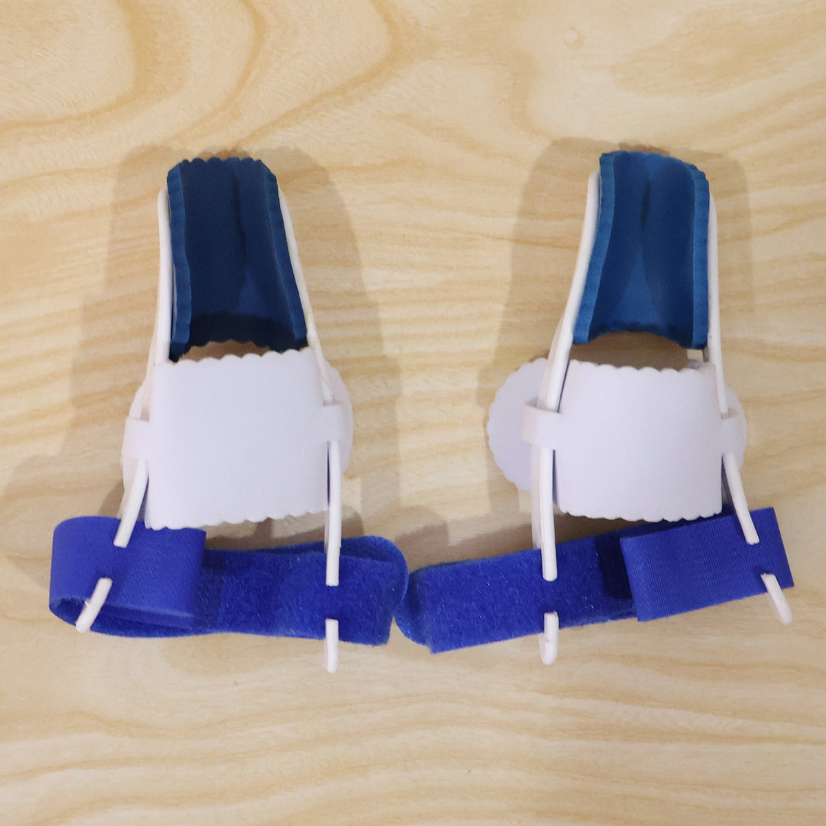 Pair of bunion correction braces for bilateral toe support