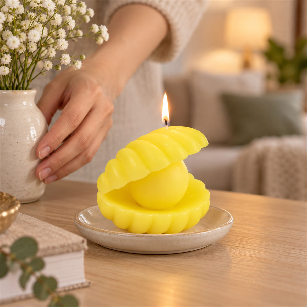 Shell shape scented wax candle with pearl-style centre 02