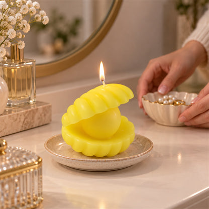 Shell shape scented wax candle with pearl-style centre 07