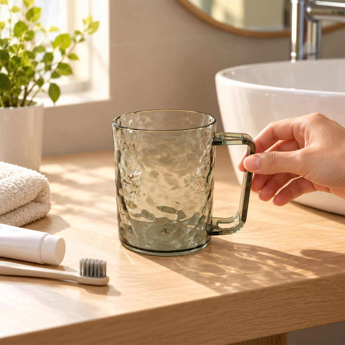 Textured plastic mug with handle 4