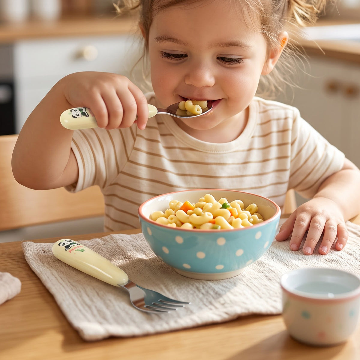 Kids spoon feeding use
