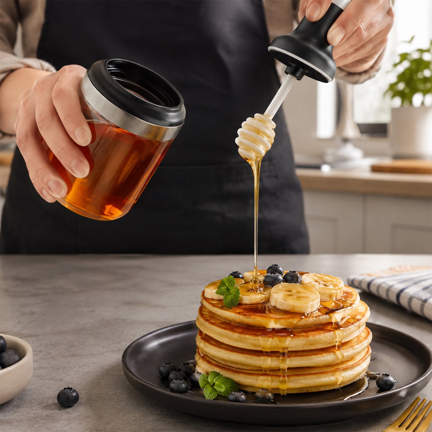 Honey dispenser with dipper for pancakes and desserts