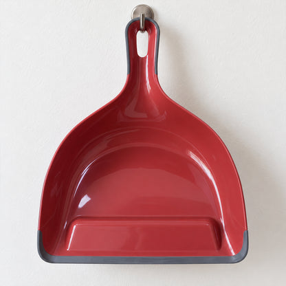 Dust pan with flexible front edge and hanging handle 4