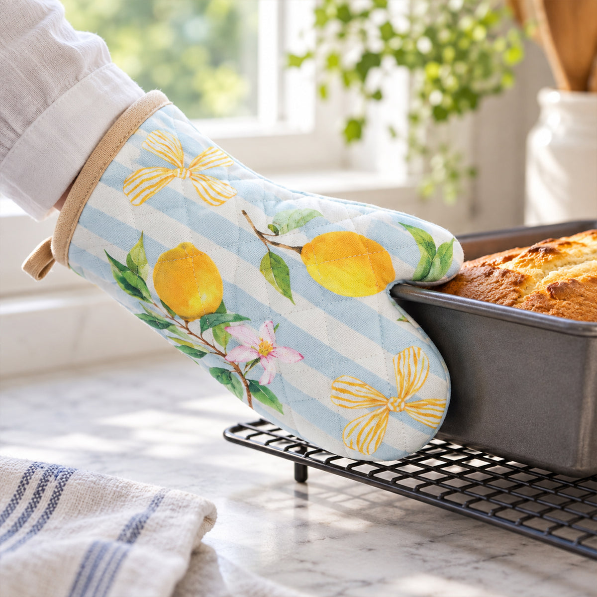 Lemon print quilted oven hand glove - baking tin handling