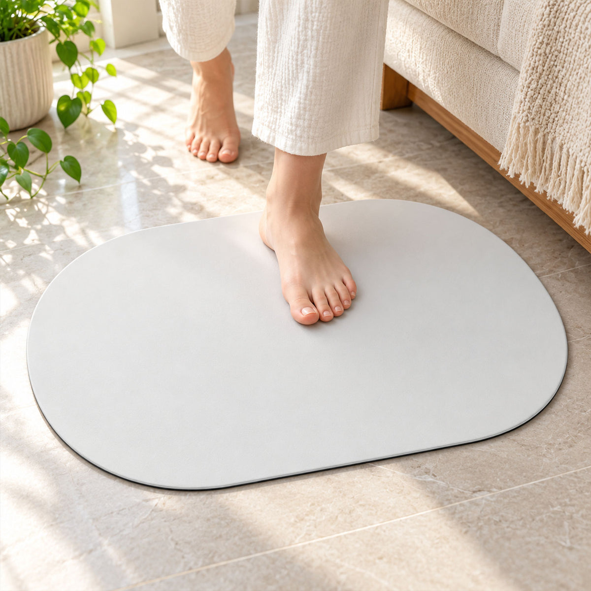 Decorative rounded floor mat with textured surface 001