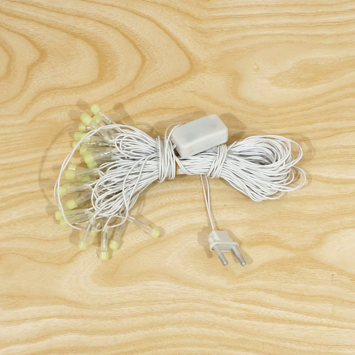 Yellow string lights decor use
