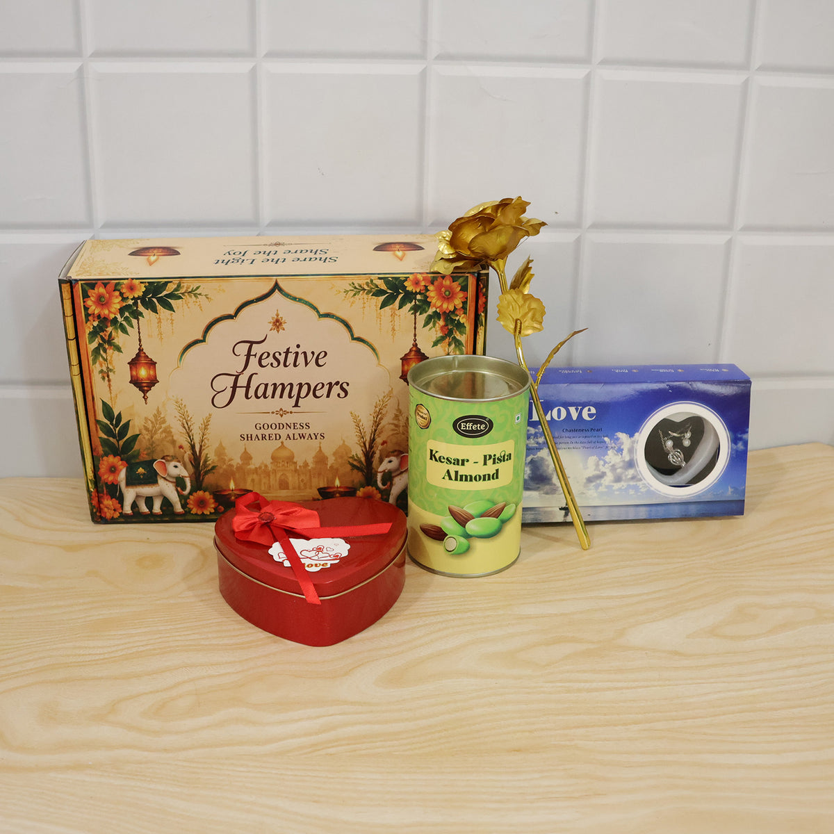 Measurements of the Love Pearl box: 18 Cm width, 9 Cm depth, 4 Cm height