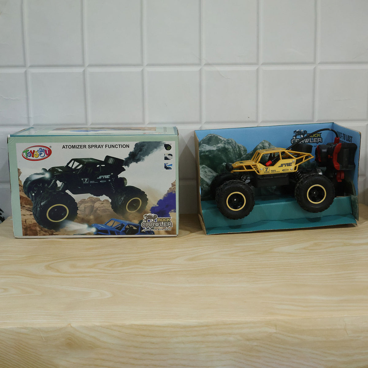 Remote control rock crawler toy with spray and lights 07