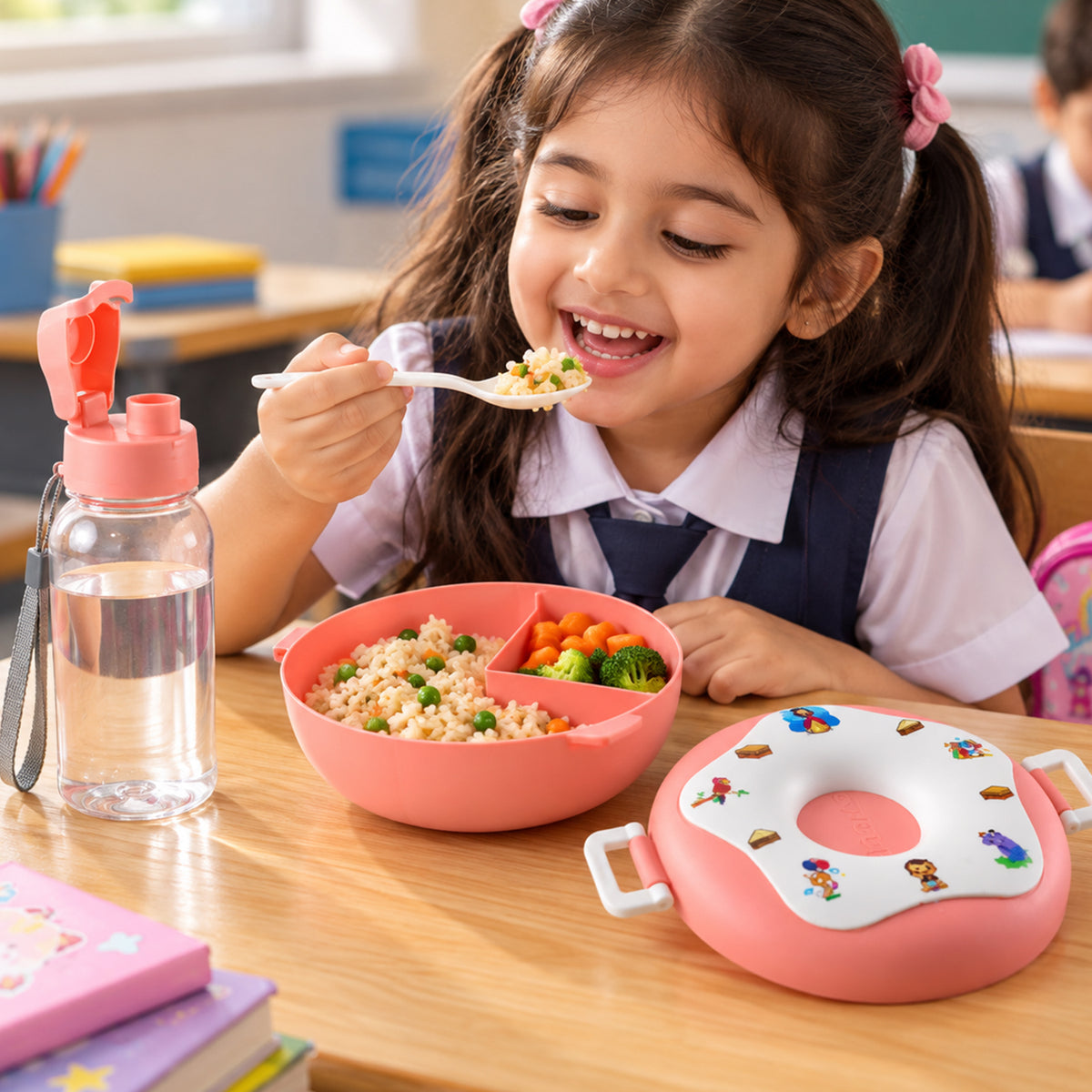 Kids plastic lunch box with water bottle view 02