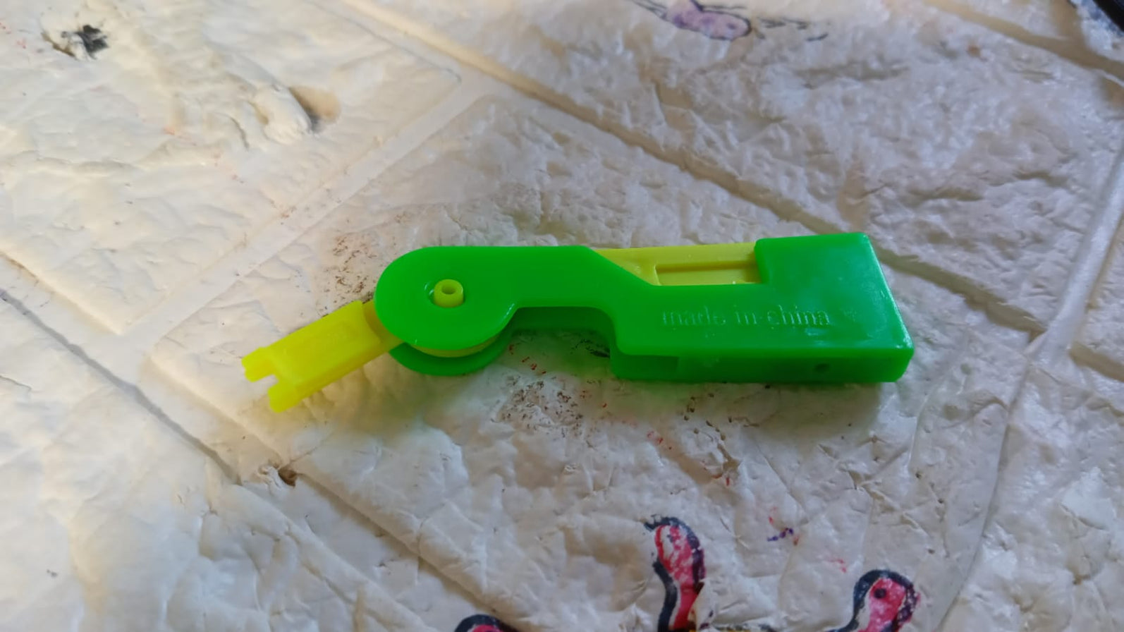 Automatic Needle Threading Device (Multicolour) — DeoDap