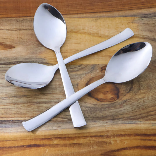 Spoon set with smooth oval bowls and comfort handles