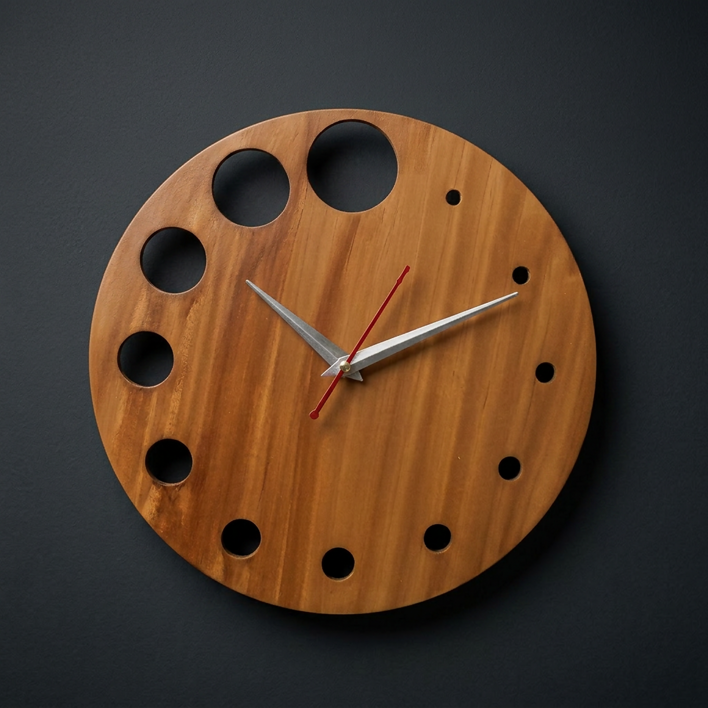 Modern Bubble clock detail, showing the silent quartz movement