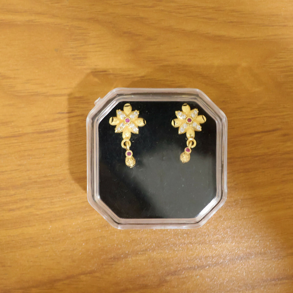 Lightweight floral design gold earrings for comfortable everyday wear.