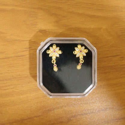 Lightweight floral design gold earrings for comfortable everyday wear.