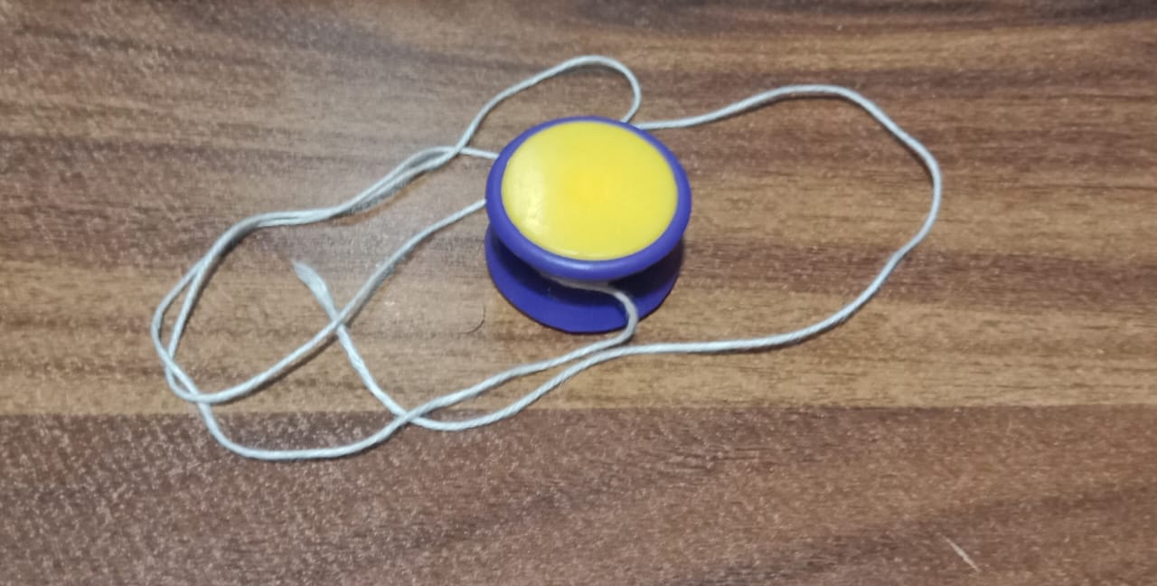 Small yoyo toy with string, rotating yoyo toy, brain exerciser for kids