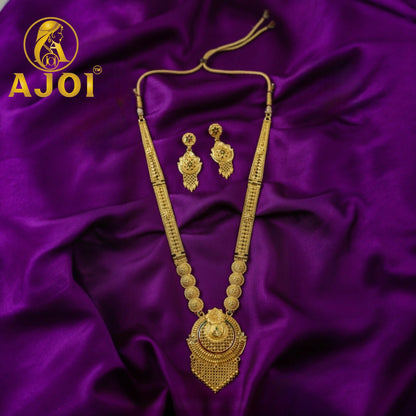 Detailed craftsmanship of the Emerald Radiance long necklace set
