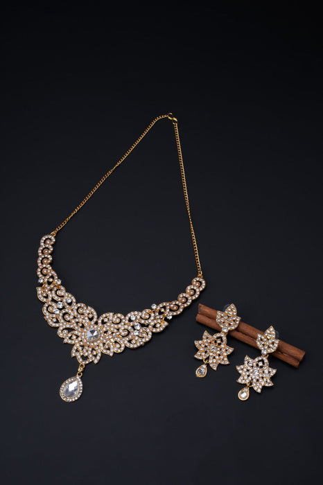 Elegant Necklace and Earrings Set with Intricate Detailing