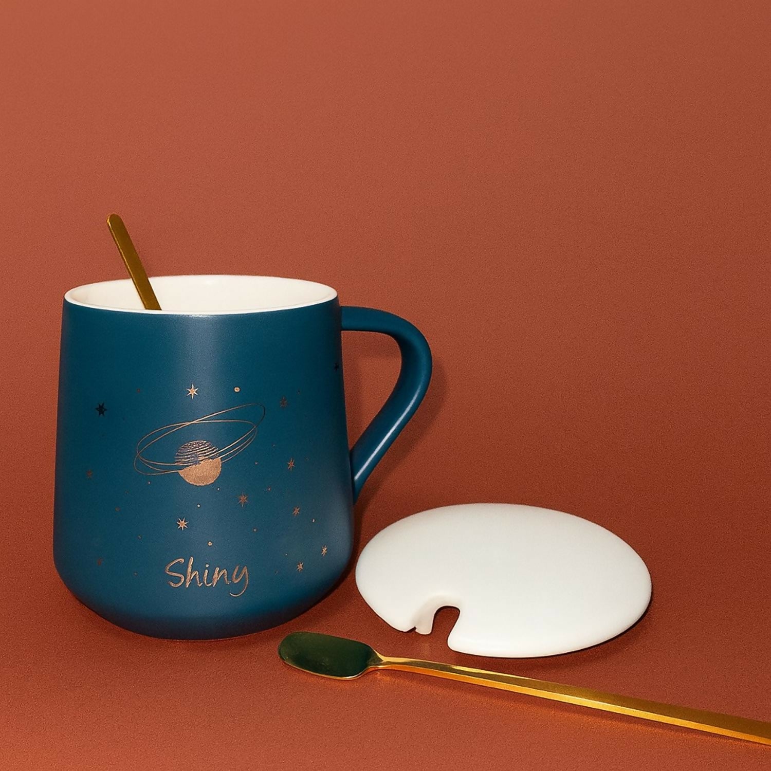 Premium Galaxy Theme Ceramic Coffee Mug With Lid & Spoon | Heat-Resistant Matte Finish Tea Cup | Cute Astronaut & Stars Design Office & Home Use Milk Mug | Leak-Resistant Lid | Pack of 1 Gift Mug for Men Women Kids