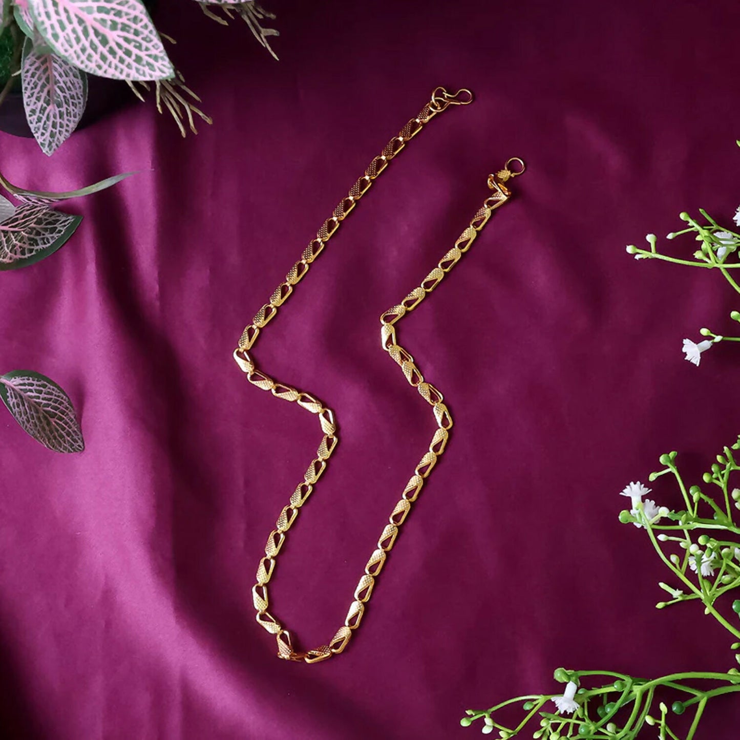 Dual tone chain necklace worn with casual outfit