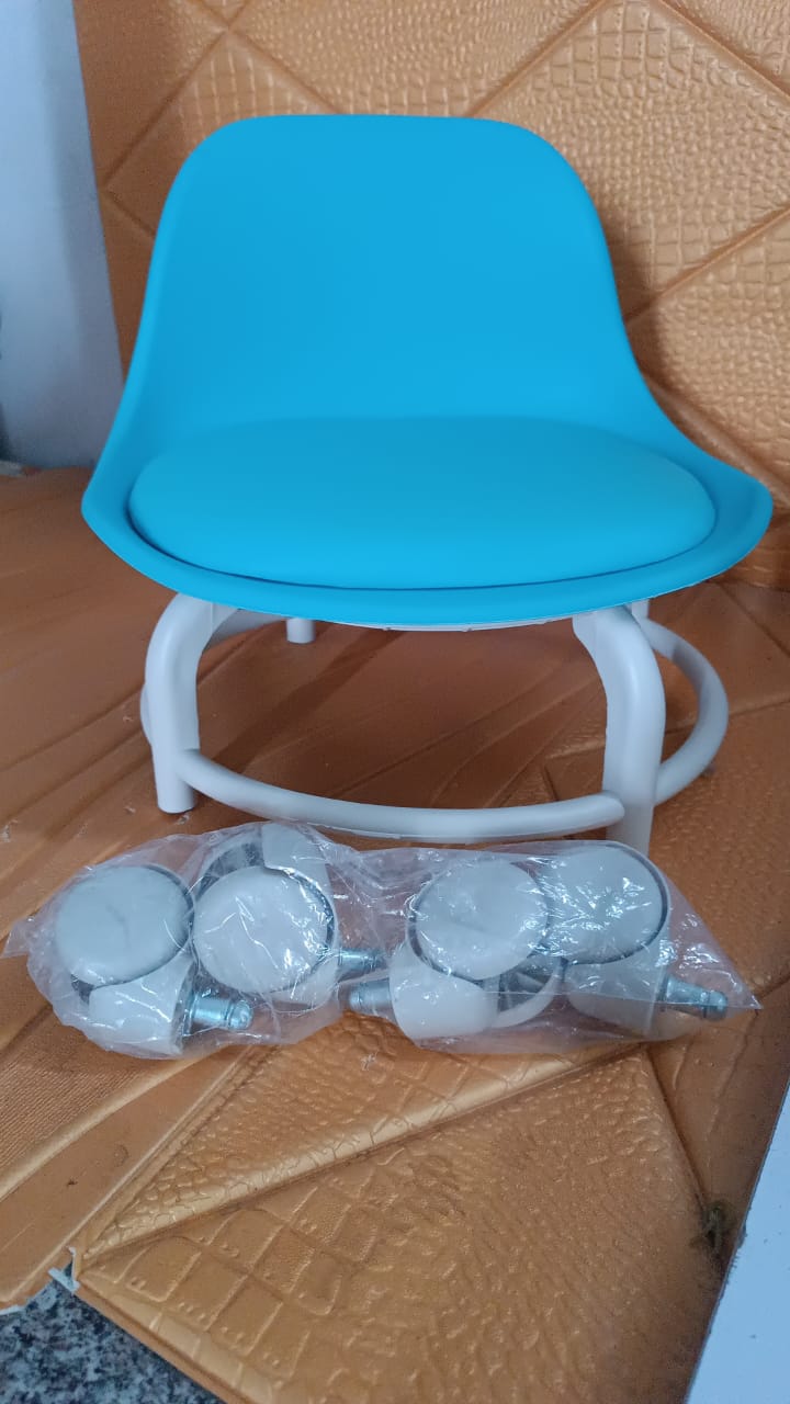 Plastic Low Round Rolling Stool with Wheels Pedicure Stool (1 pc / Mix Color)