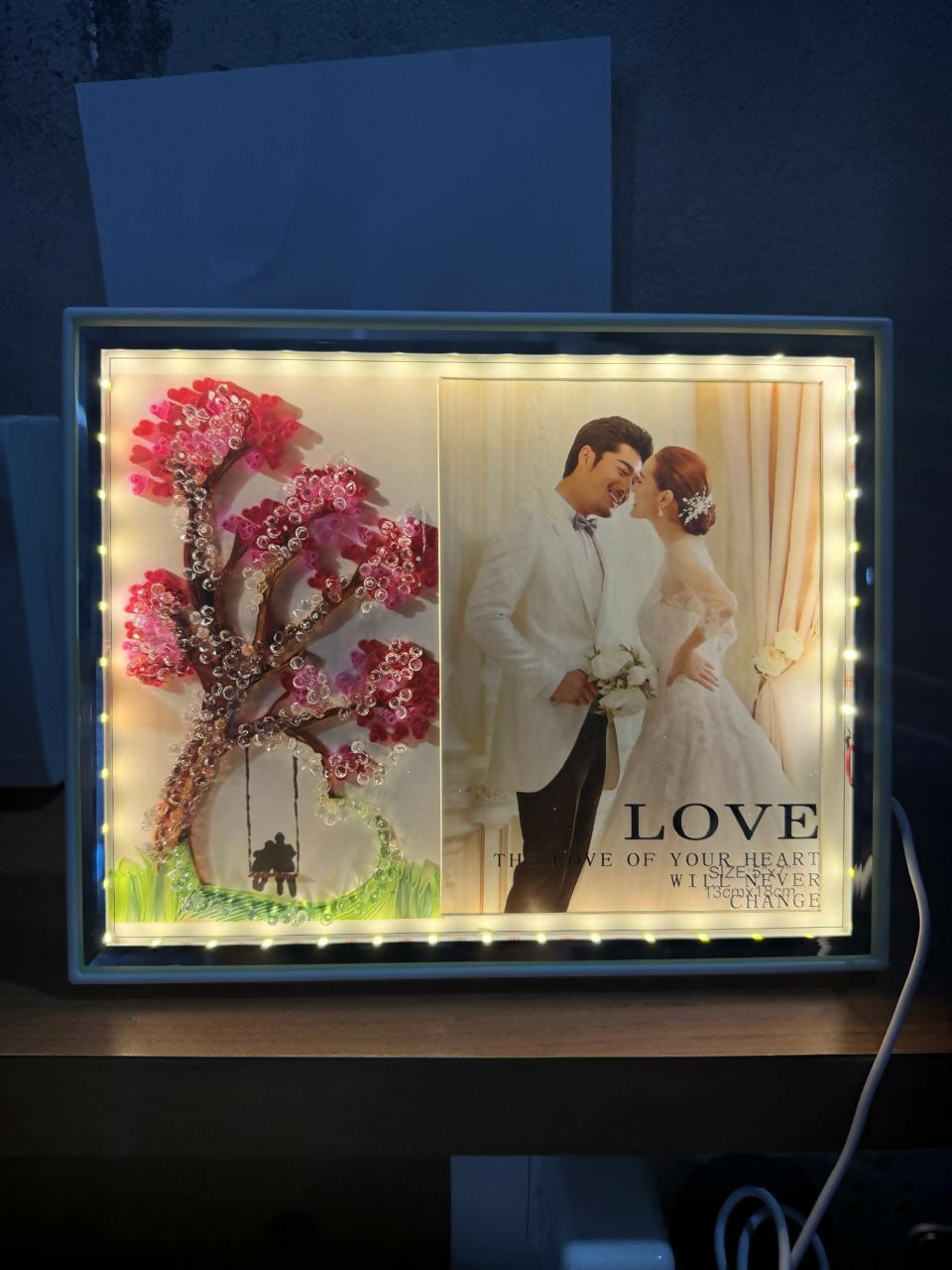 Romantic LED Photo Frame with 3D Tree & Couple Swing Artwork | Warm Light Illuminated Wedding & Anniversary Picture Frame | USB Powered Tabletop Love Lamp for Bedroom, Home Decor & Valentine Gifting