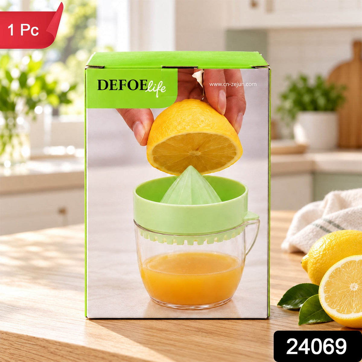 Green and clear manual citrus juicer on its box, with a lemon being squeezed, showing a "1 Pc" label.