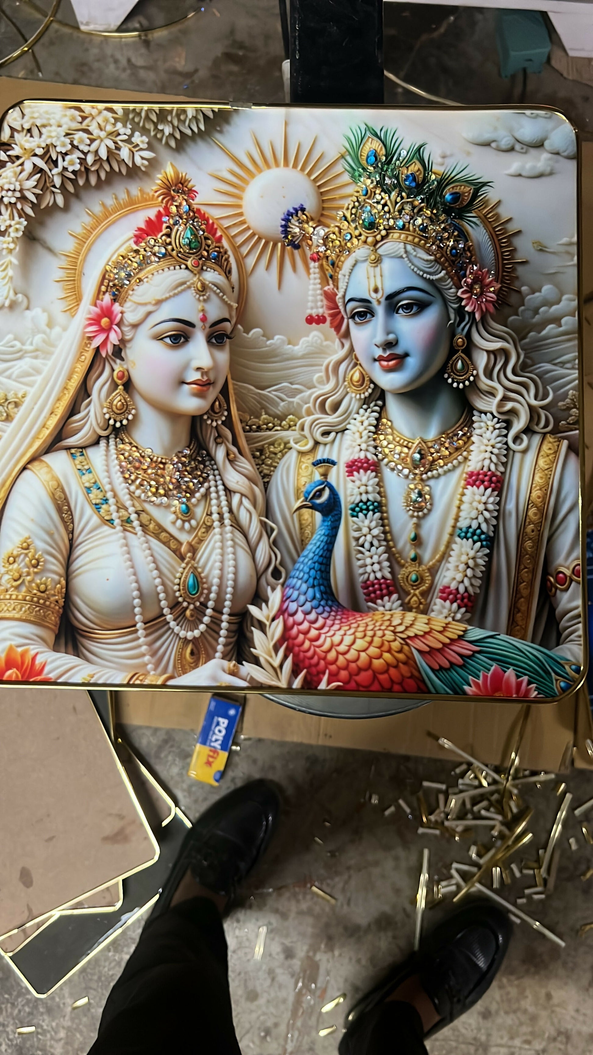 Side view showing rounded edges of Radha Krishna art frame