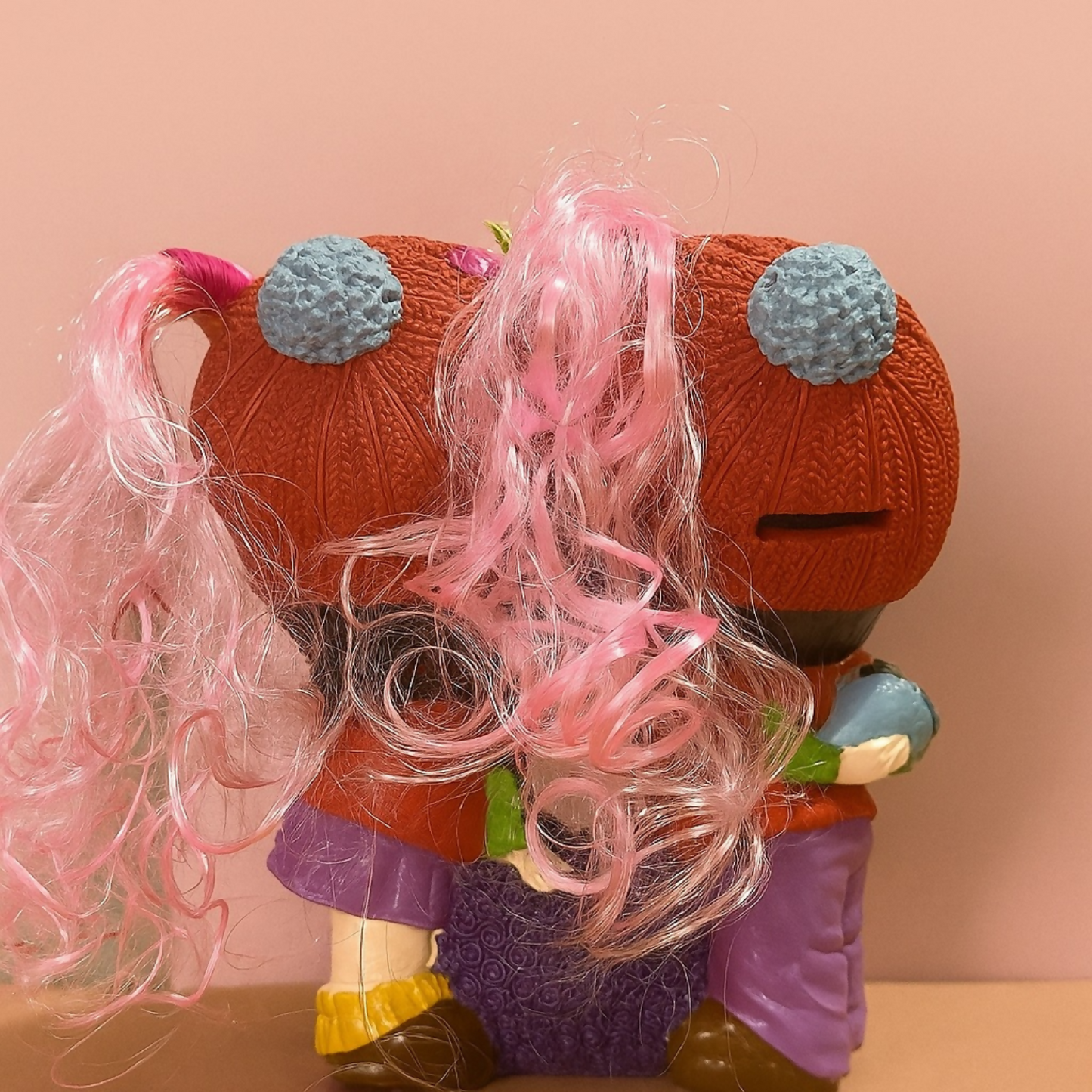 Adorable Couple Hug Piggy Bank with Pink Hair – Cute Boy & Girl Coin Bank in Red Outfits and Caps – Premium Resin Money Saver for Kids Room, Birthday Gift, and Home Decoration