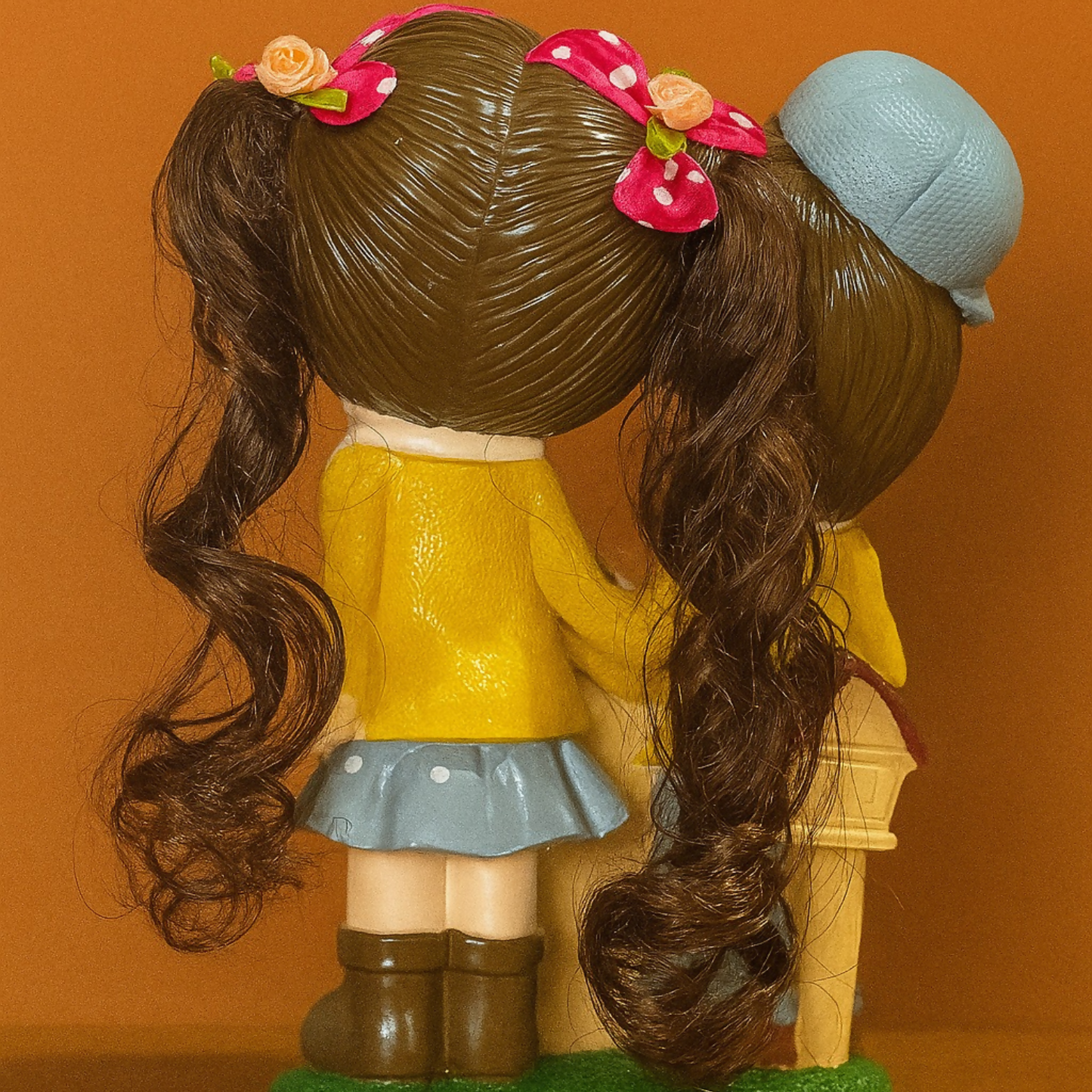 Cute Couple Happiness Piggy Bank – Adorable Boy & Girl Coin Bank Figurine with Realistic Hair and Heart House Design – Premium Resin Money Saver Box for Kids, Home Decoration & Gift Item