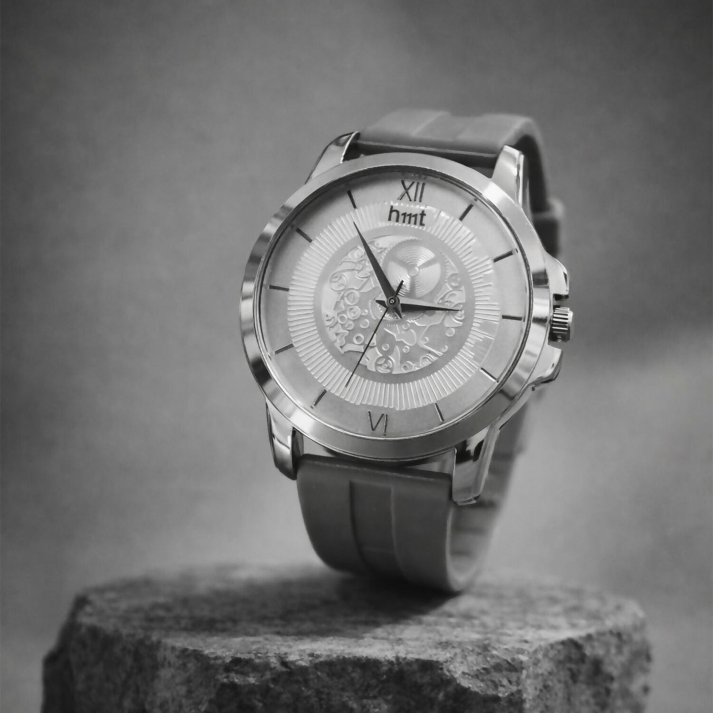 Luxury Style Analog Wrist Watch with Roman Dial & Classic Strap Design