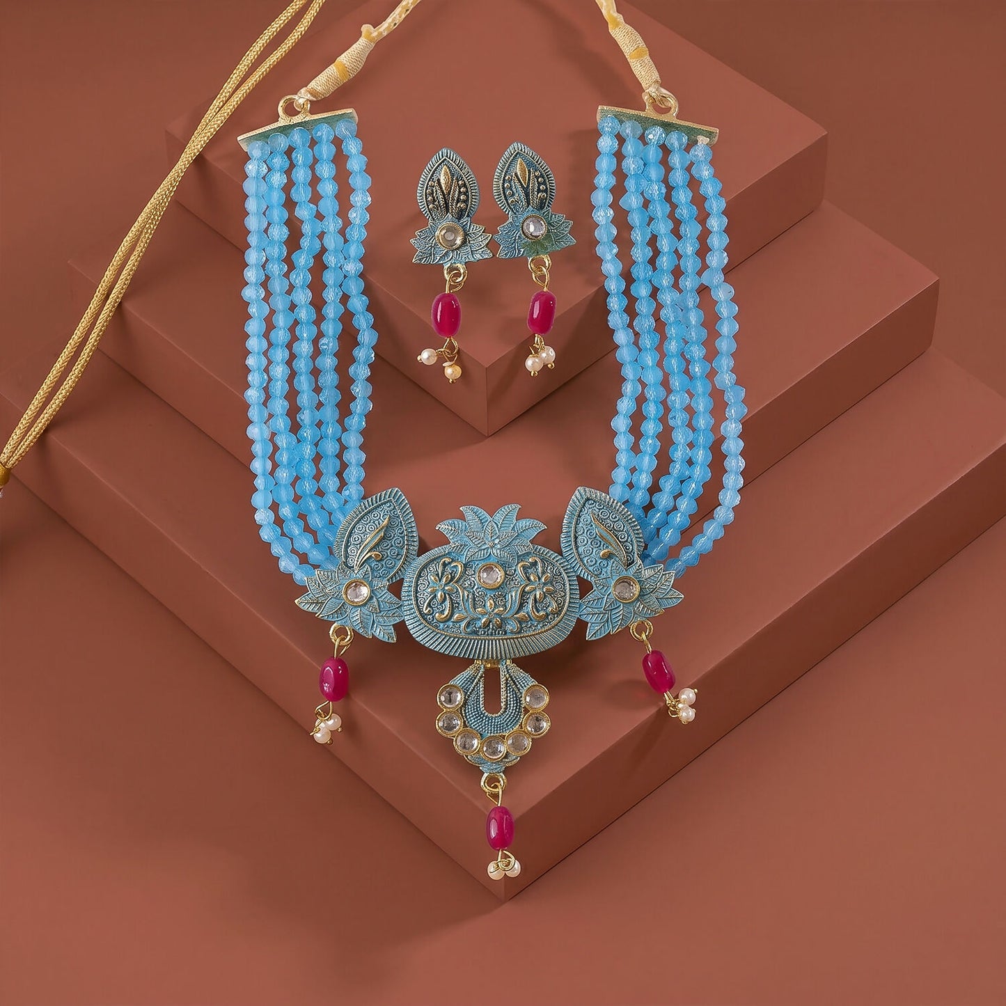 Adjustable thread closure of beaded necklace set