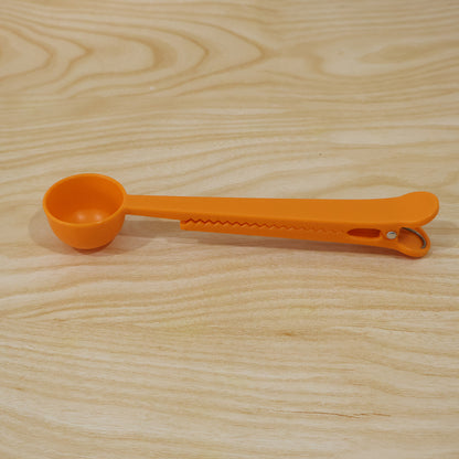 Multipurpose Plastic Kitchen Clamp 2 in 1 Measuring Scoop Bag Clip (1 Pc)