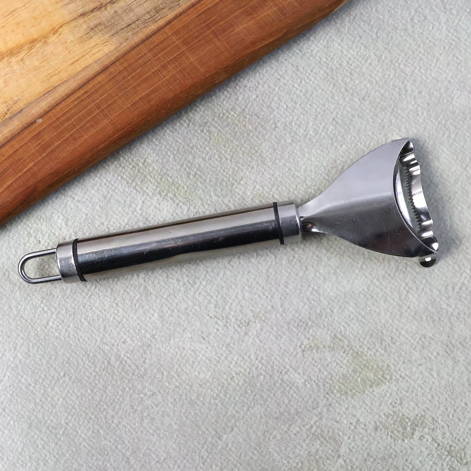 Stainless Steel Fruit & Vegetable Peeler with Serrated Blade (1 Pc)