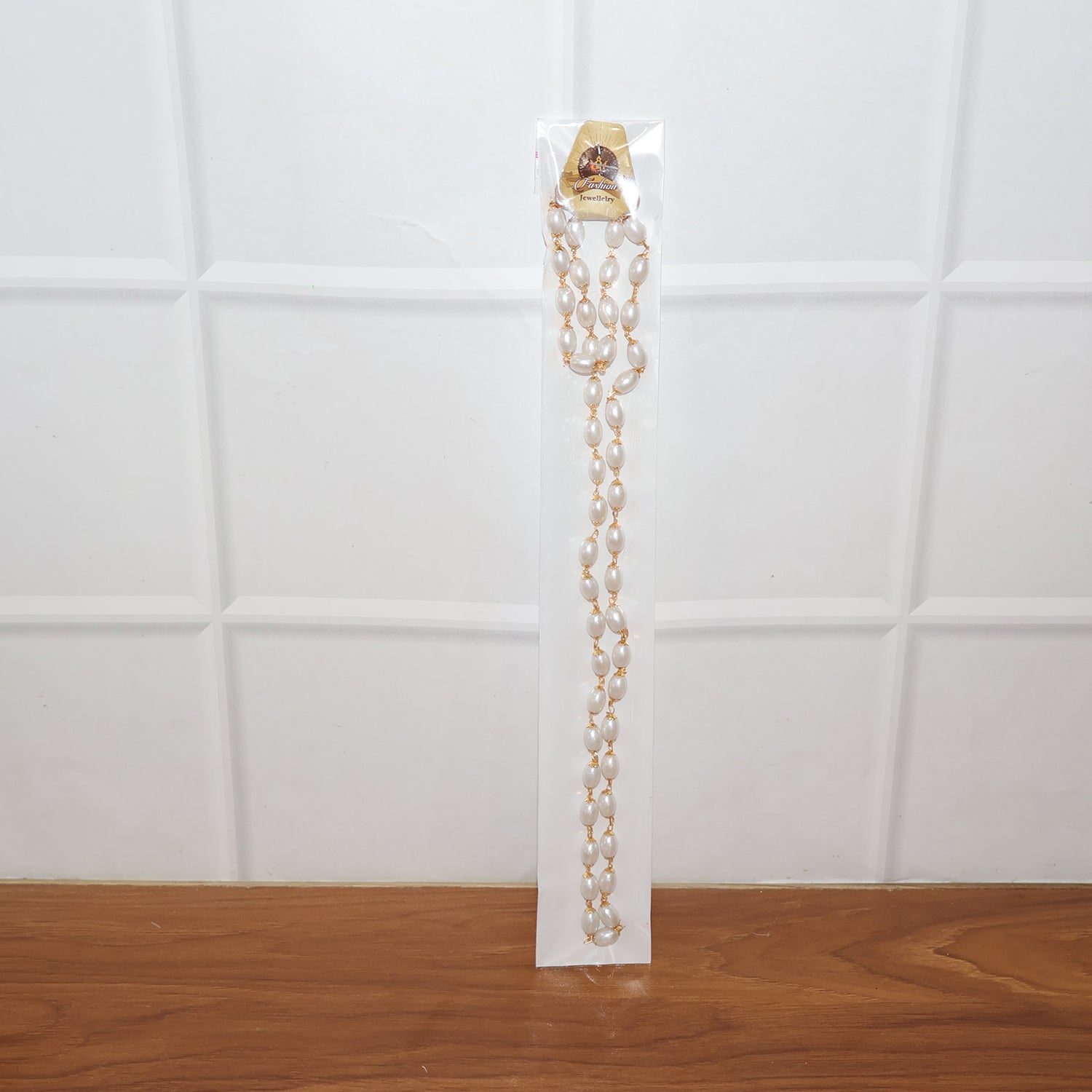 Elegant Pearl Beaded Necklace with Gold-Tone Link Detailing (1 Pc)